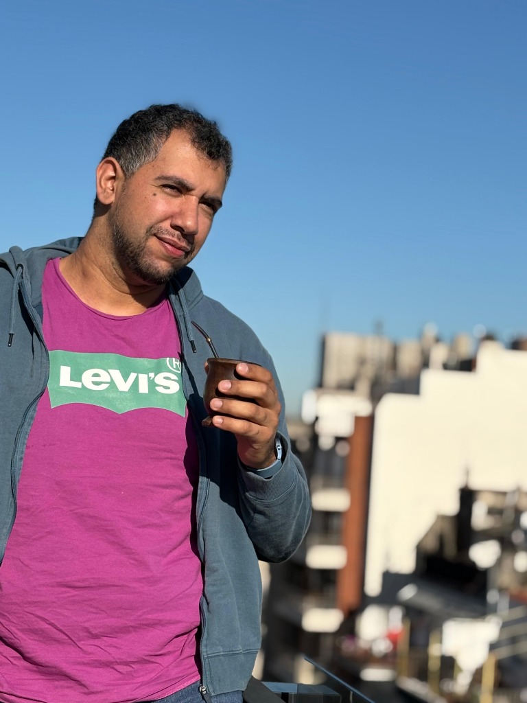 Sebas Gaspari en una terraza con mate